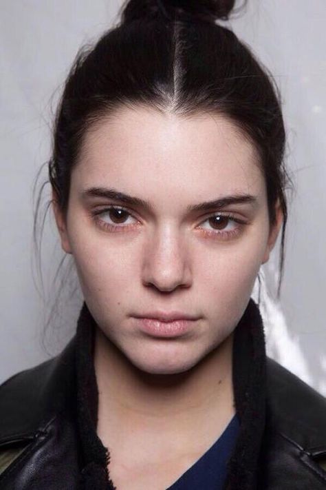 Kendall Jenner With No Makeup & Perfect Skin, check it out at http://makeuptutorials.com/celebrities-without-makeup/ Kendall Jenner Without Makeup, Kendall Jenner Maquillaje, Beauty Without Makeup, Kendall Jenner Face, Models Without Makeup, Kendall Jenner Makeup, Celebs Without Makeup, Jenner Makeup, Kendall Style