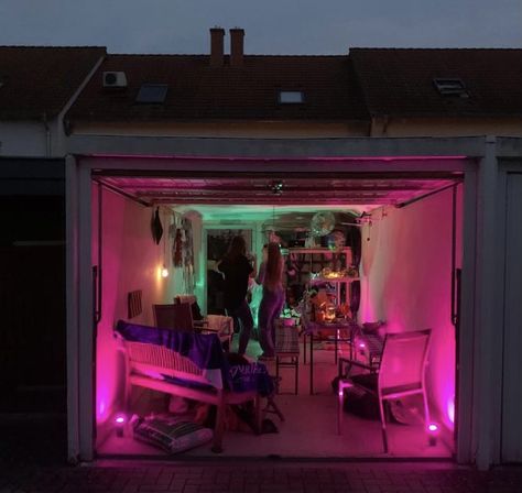 Garage Dance Party, Garage Chill Space, Garage Party Room, Aestethic Home, Garage Hangout Ideas, Party Basement, Party Garage, Garage Party, Girl Cave