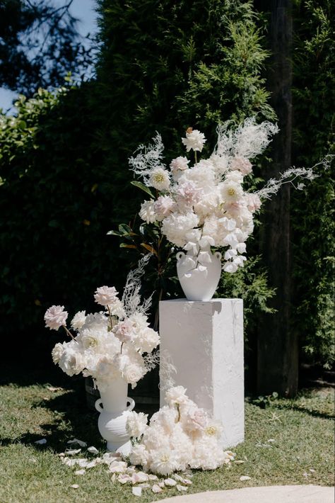 Modern Wedding Ceremony Flowers, Floral Plinths Wedding Ceremony, Wedding Ceremony Flowers Altar, Plinths Wedding, Plinth Flowers, Minimalist Decor Wedding, Wedding Burnt Orange, Classic White Wedding, Wedding Alters