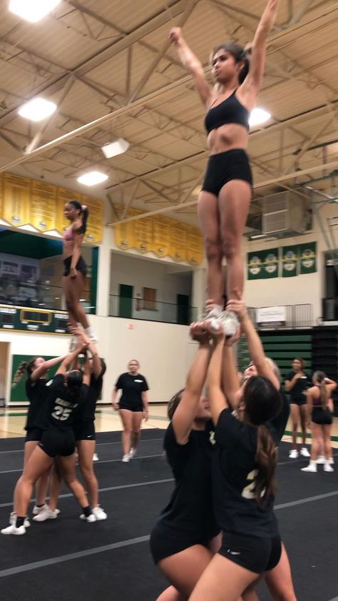 Nikki Sloane, Stunts Cheer, Cheer Pyramids, Cheer Games, Cheer Hacks, Cheer Team Pictures, Sideline Cheer, Cheer Captain, Cheerleading Photos