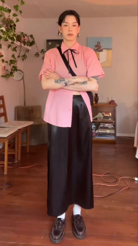 Feminist Outfits Aesthetic, Willow Park Inspired Outfits, Neutral Masc Outfits, Modest Work Clothes, Poor Things Inspired Outfits, Gender Neutral Fashion Aesthetic, Summer Queer Outfits, Button Up Outfits Women, Mixed Pattern Outfit