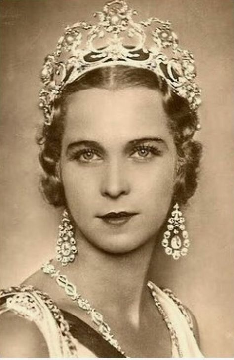 The Queen Margherita Musy Tiara, The House of Savoy Royal Crown Jewels, Bijoux Art Nouveau, Tiaras Jewellery, Royal Crowns, Pearl Tiara, Royal Tiaras, Diamond Tiara, Actrices Hollywood, Diana Spencer