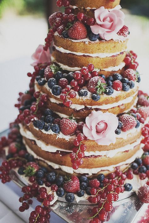 Berry Wedding Cake, Berry Wedding, Traditional Wedding Cakes, Decorações Com Comidas, Traditional Wedding Cake, Wedding Cake Flavors, Wedding Cake Rustic, Rustic Cake