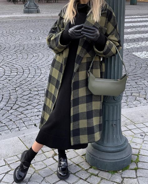 Chunky Loafers Street Styles, Prada Loafers Women Outfit, Loafers And Dress Outfit, Loafers Women Outfit, Loafers Street Style, Sofia Coelho, Loafers Outfit, Winter Dress Outfits, Mood Board Fashion