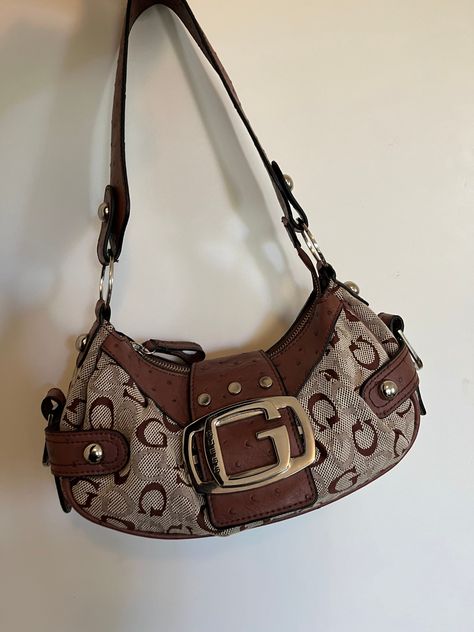 Gorgeous y2k guess shoulder bag in mint condition. Insignia fabric and PPU ostrich leather, high quality stainless steel hardware 2000s Bags Aesthetic, 90s Designer Bags, Cute Leather Bag, Pink And Brown Clothes, Vintage Bags Aesthetic, Vintage Guess Bag, Guess Vintage Bag, Vintage Hand Bags, Y2k Shop