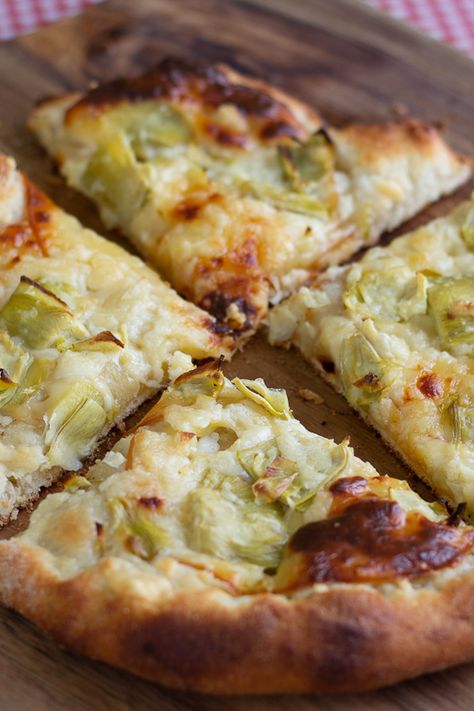 Artichoke Heart Recipes, Vegetarian Pizza Recipe, Dessert Pizza Recipes, Pizza Oven Recipes, Spinach Pizza, Smoked Gouda Cheese, Artisan Pizza, Smoked Gouda, Vegetarian Pizza