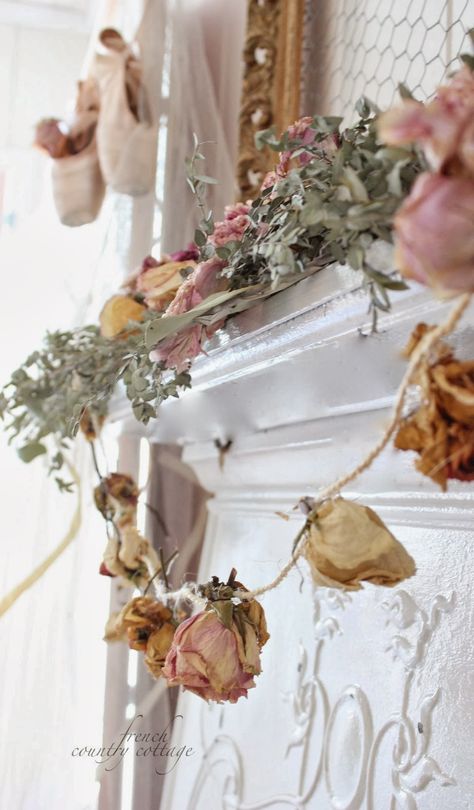 Beautiful country flower shabby chic living room. Description from pinterest.com. I searched for this on bing.com/images Dried Flower Garland, Flower Garland Diy, Diy Girlande, Dried Flowers Diy, Diy Fleur, Drying Roses, Garland Diy, Fleurs Diy, Rose Garland