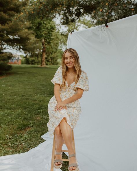 midi dress - picnic - senior pics - poses for pictures - shoes - hair Poses In Midi Dress, Poses In Dress, Dress Picnic, Pics Poses, Picnic Outfit, Pic Poses, Pic Pose, Senior Pics, Dress Midi