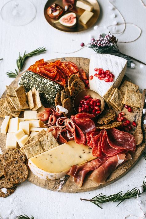 Christmas Cheeseboard, Holiday Cheese Board, Cheese Brie, Best Holiday Appetizers, Truffle Cheese, Gourmet Christmas, Pasta Substitute, Holiday Cheese, Dairy Free Brownies