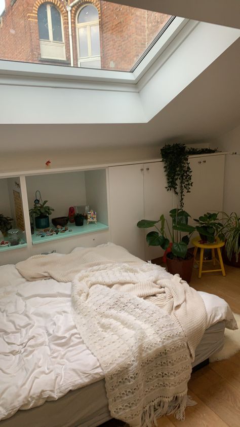 Skylight Bedroom Aesthetic, Tiny Room Aesthetic, Loft Room Aesthetic, Attic Room Decor, Skylight Bedroom, Home Design Floor Plans, Loft Room, Bedroom Decor Design, Redecorate Bedroom