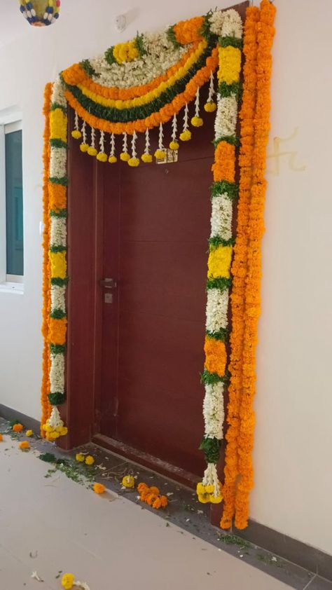 House Entrance Flower Decoration, Vastu Pooja Decoration, Gruhapravesham Decoration Ideas, Ghar Decoration, Function Background, Floral Entrance, Door Flower Decoration, Leaf Art Diy, Happy Diwali Photos