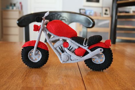 Please don´t ask me to share the pattern!!! I will not respond to those messages. Direct that question to the designer instead. Crochet Dirt Bike, Crochet Harley Davidson Pattern, Crochet Motorcycle Pattern, Crochet Motorbike, Motorcycle Knitting Pattern, Crochet Car, Crochet Christmas Gifts, Pola Amigurumi, Crochet Christmas Trees