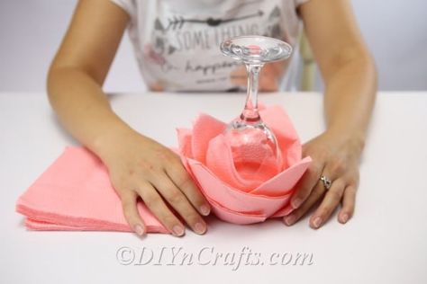 How to Fold Napkins into Beautiful Roses {Video} - Learn how to fold napkins into roses for your next dinner party using this simple step by step guide that only requires napkins and a few minutes time! Napkins Design Ideas, Glass Napkin Folding, Napkin Roses Tutorials, How To Decorate Napkins, Napkin Folding Rose, Napkin Roses, Roses Video, Napkin Origami, How To Fold Napkins