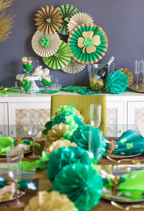 St. Patrick's Day Dinner Party Ideas #stpatricksday #stpaddysday #partyideas #partydecorations #partydecor Day Party Decoration Ideas, Fete Saint Patrick, Party Decoration Ideas, Irish Party, St Patricks Day Crafts For Kids, Dinner Party Decorations, Work Parties, Cupcakes Decorados, St Patrick's Day Decorations