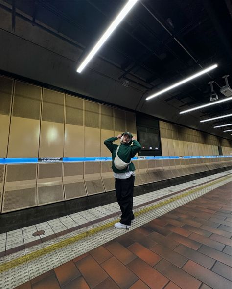 Metro boomin in the metro 🤪 Outfit deets: Cap: @neweracap @neweracapanz Hoodie: @russellathleticanz unisex dri-power hoodie in dark green Pants: @uniqloau parachute pants Bag: @uniqloau round mini shoulder bag in natural Shoes @reebokau_nz club c 85 #modestinfluencer #musliminfluencer #modestootd #modeststreetfashion #modeststreetwear #streetwearinspo #under10k Modest Street Fashion, Modest Streetwear, Natural Shoes, Pants Bag, Dark Green Pants, Metro Boomin, Streetwear Inspo, Club C 85, Club C