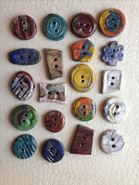 Pottery Clay, Diy Buttons, Ceramic Handmade, Pottery Crafts, Clay Art Projects, Ceramics Ideas Pottery, Diy Clay Crafts, Button Crafts, Ceramic Jewelry