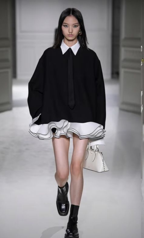 Valentino Fashion Show 2023, Valentino Inspired Outfit, Valentino Runway 2023, Valentino Clothes Women, Valentino Outfits Women, Fashion Outfits Runway, Runaway Outfit, Valentino Aesthetic, Runaway Model