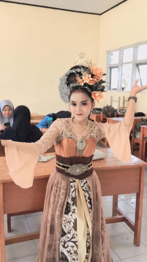 Baju Nari, Tari Tradisional, Foto Pin, West Java, Carnival Costumes, Art And Culture, Nature Wedding, Culture Art, Victorian Dress