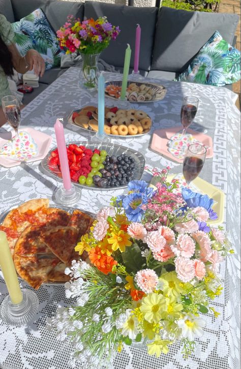 Outdoor Spring Birthday Party Ideas, 18th Birthday Party Ideas Floral, Outdoor Picnic Party Food, 18th Summer Birthday Party Ideas, Bright Garden Party, Summer 18th Birthday Party Ideas, Spring Picnic Party, Spring Brunch Ideas Decor, Floral Garden Birthday Party