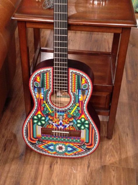 El arte huichol a la vanguardia | Decor | SOY CARMÍN Guitar Art Diy, Painted Ukulele, Ukulele Design, Ukulele Art, Instruments Art, Music Drawings, Guitar Painting, Music Illustration, Doodle Art Drawing