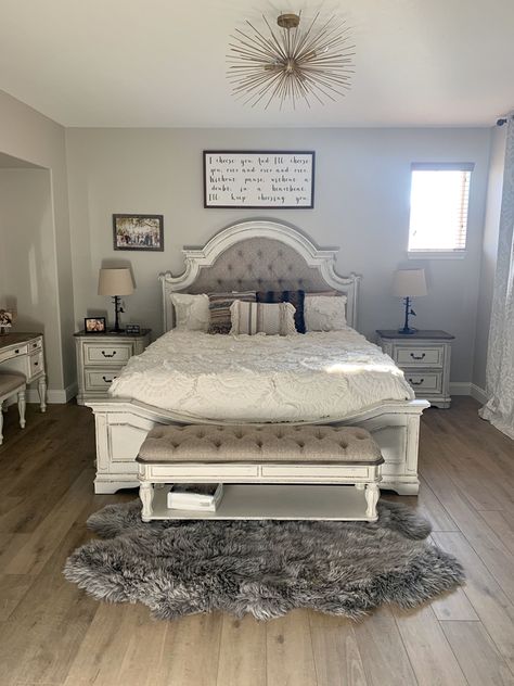 Ashley Raelynn Bedroom, Elegant Rustic Bedroom Ideas, Raelyn Bedroom Set Ashley Furniture, Realyn Bedroom Set Decor Ideas, Realyn Bedroom Set Decor, Room Decor Ideas Aesthetic, Aesthetics Room Decor, Decor Bedroom Aesthetic, Villa Bedroom