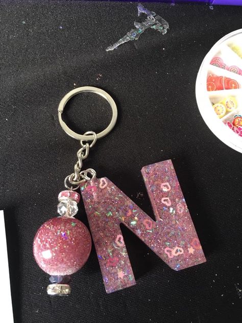 ♡ 𝙥𝙞𝙣𝙩𝙚𝙧𝙚𝙨𝙩: @𝙘𝙤𝙘𝙤𝙣𝙞𝙩𝙖𝙨𝙗𝙤𝙪𝙩𝙞𝙦𝙪𝙚𝙚 ♡ Letter Resin Keychain, Resin Art Letter Keychain, Letter A Resin Keychain, S Letter Resin Keychain, Diy Resin Keychain, Resin Initial Keychain Pink, Pink Heart Necklace, Pink Glitter Wallpaper, Wallpaper Iphone Love