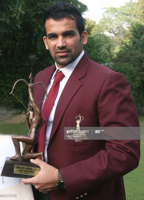 News Photo : Cricketer Zaheer Khan poses after receiving... Haider Ali Cricketer, Rinku Singh Cricketer, Zaheer Khan, Imran Khan 1992 World Cup, Rashid Khan Cricket, Naveen Ul Haq Cricketer, Cricket Players, World Cricket, New Delhi