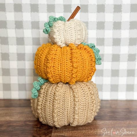 Farmhouse-Chic Stackable Crochet Pumpkins - Crochet Holiday Patterns Pumpkin Tablescape, Crochet Crib, Farmhouse Pumpkins, Pumpkin Crochet, Crochet Pumpkins, Easy Diy Decor, Fall Table Settings, Stacked Pumpkins, Pumpkin Fall Decor