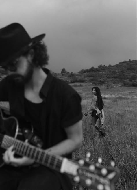 Couple Photoshoot With Guitar, Guitar Couple Photography, Music Duo Photoshoot, Musician Couple, Couples Music, Rock Couple, Couple Senior Pictures, Music Photoshoot, Mountain Couple