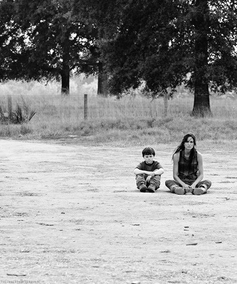 Beautiful pic of Carl (Chandler Riggs) and Lori (Sarah Wayne Callies) from Season 2. Twd Season 1 Aesthetic, Carl Grimes Aesthetic, The Walking Dead Aesthetic, Lori Grimes, Young Living Business, Twd Cast, Walking Dead Tv Series, Apocalypse Aesthetic, The Day Will Come