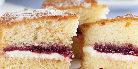 Royal pastry chefs share recipe for Victoria Sponge cake served at the Queen's Garden Parties Sjokolade Koek, Raspberry Cake Filling, Victoria Sponge Recipe, Rich Tea Biscuits, Scones And Jam, Sponge Recipe, Victoria Sponge Cake, Tea Biscuits, Sponge Cake Recipes