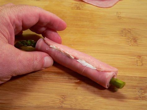 Ham and Asparagus Rollups : Taste of Southern Asparagus Cream Cheese Rolls, Ham Cream Cheese Asparagus Roll Ups, Ham And Asparagus Roll Ups, Ham Wrapped Asparagus, Asparagus Roll Ups Appetizers, Pickled Asparagus Appetizer, Rollups Appetizers, Ham Appetizers, Ham And Asparagus