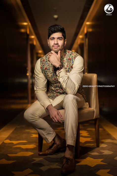 Shopzters | The Bollywood Romance Of Leelu & Pavan! Mehndi Poses For Groom, Engagement Groom Poses, Haldi Groom Poses, Pellikoduku Stills, Groom Photoshoot Indian, Groom Haldi Poses, Dulha Single Pose, Wedding Groom Poses, Groom Poses Indian