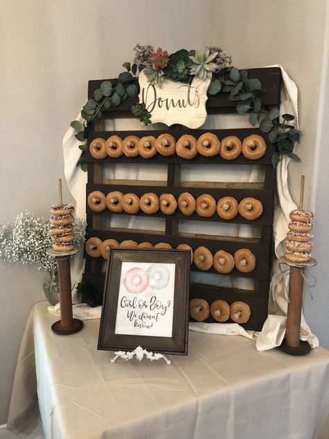 Pallet Donut Wall, Brown Baby Shower Ideas, Donuts Wall, Something Borrowed Wedding, Donut Wall Wedding, Donut Board, African Wedding Theme, Donut Display, Peanuts Party