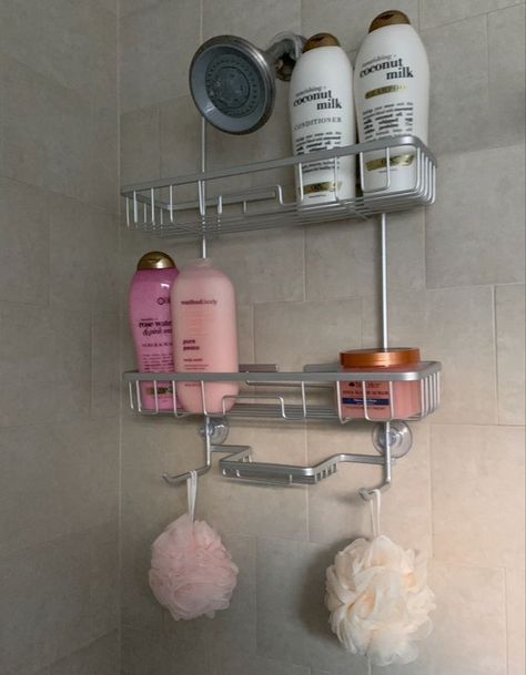 Organizer In Closet, Makeup Bathroom Storage, Apartment Shower Organization, Small Bathroom Apartment Ideas, Shower Organization Aesthetic, Dorm Bathroom Organization, Dorm Bathroom, Restroom Decor, Shower Organization