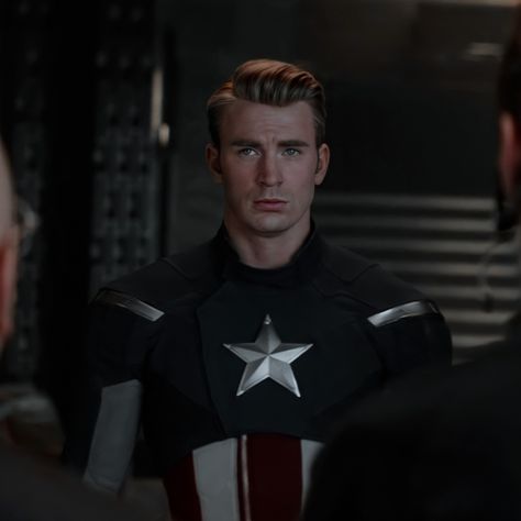 Steve Rogers Endgame, Aesthetic Steve Rogers, Steve Rogers Icon, Captain America Comic Icons, Steve Rogers Icons Aesthetic, Steve Rogers Smiling, Steve Rogers Side Profile, Avengers Shield, Captain Rogers