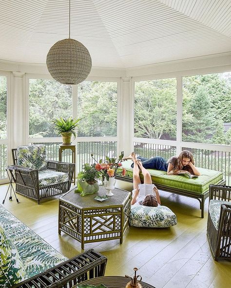 Screened Porch Banquette, Vintage Screen Porch, Screen Porch Inspiration, Florida Sunroom, Beach Porch, Hampton Home, Screened Porch Designs, Screened Porches, Southern Mom