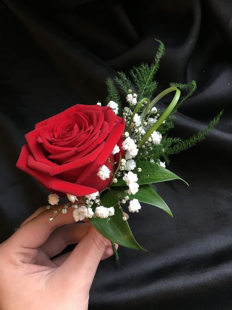 Red Flower Boutonniere, Red Boutineer Ideas, Red Rose Boutineer, Red Rose Boutonniere Wedding, Red Rose Prom Bouquet, Red Rose Buttonhole, Wedding Bouquets Roses Red, Red Boutineer, Christmas Boutonniere