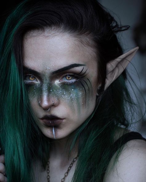 I revamped an old makeup look 🌙 Swipe to see it ! It was 4 years ago and was actually my very first ‘witchy’ look with my first pair of… | Instagram Everyday Witchy Makeup, Dark Witch Makeup, Dark Fantasy Makeup, Pagan Makeup, Halloween Medusa, Mystic Girl, Witchy Makeup, Normal Makeup, Mystic Girls