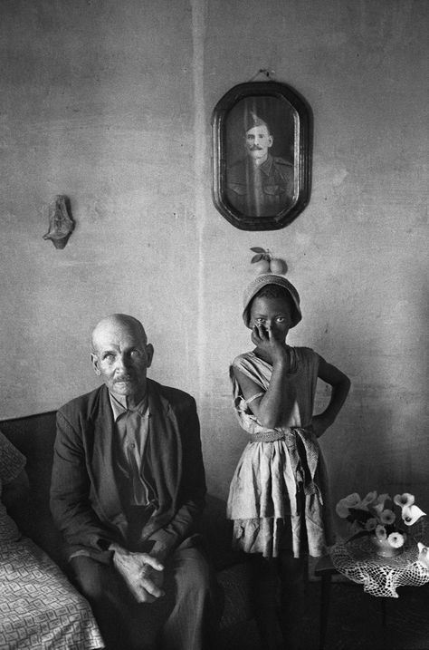 David Goldblatt  A plot-holder with the daughter of a servant, Wheatlands, Randfontein, September 1962  silver gelatin print on fiber-pressed paper  Courtesy of David Goldblatt and the Goodman Gallery, Johannesburg David Goldblatt, Grant Wood, South African Art, Vivian Maier, Great Photographers, Art Institute Of Chicago, Documentary Photography, Photojournalism, Vintage Photography