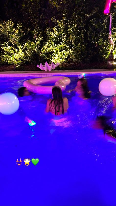 Sweet 16 Pool Parties, Night Pool Party, Neon Birthday Party, Neon Birthday, Cute Birthday Ideas, Summer Pool Party, Cute Friend Photos, Summer Plans, Sweet 16 Parties