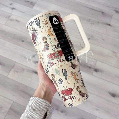 “Rodeo" Hydrojug 40 Oz Traveler Tumbler 40 Oz Tumbler Nwt! I Will Ship Quickly And With Care. Thanks! Christmas List Western, Western Water Bottle, Preppy Accessories, Crocs Charms, Country Things, Stanley Cups, Door Signs Diy, Southern Lifestyle, Signs Diy