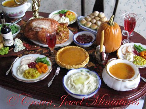 Thanksgiving & Christmas turkey dinner by IGMA Artisan Robin Brady-Boxwell  Fall & autumn dollhouse miniature food Autumn Dollhouse, Christmas Turkey Dinner, Miniature Dollhouse Food, Miniture Food, Mini A, Doll Food, Turkey Dinner, Dollhouse Food, Tiny Food