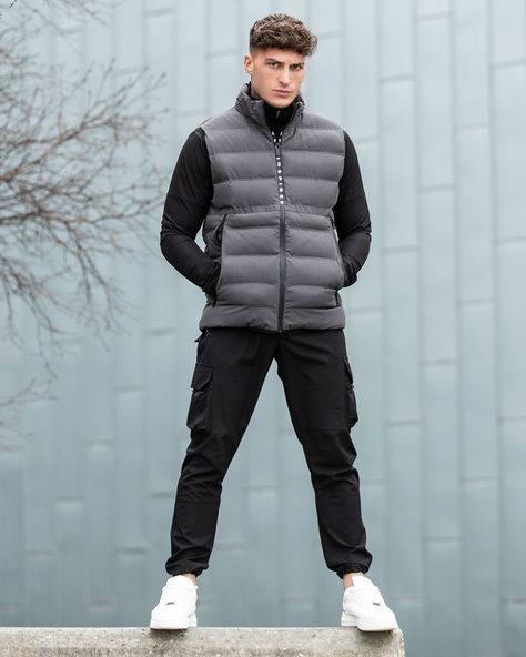 Mens Gilet Outfit Casual, Gilet Outfit Men Casual Street Styles, Sleeveless Puffer Jacket Outfit Men, Puffer Jacket Street Style, Sleeveless Puffer Jacket Outfit, Sleeveless Jacket Outfit, Puffer Jacket Outfit Men, Black Vest Outfit, Vest Outfits Men