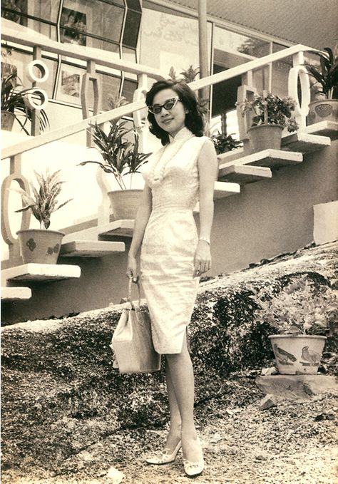 Chinese glamour. Hong Kong, 1950s. vintage cateyes 1950s Fashion Women, Vintage History, 1950’s Fashion, Vintage Fashion 1950s, Look Retro, Fashion 1950s, Chinese Dress, Moda Vintage, 50s Fashion