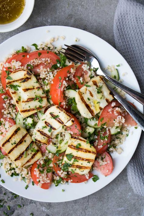 Halloumi Salad Recipes, Halloumi Recipes, Cooking Halloumi, Haloumi Recipes, Cheese Salad Recipes, Healthy Cheese, Halloumi Cheese, Halloumi Salad, Grilled Halloumi