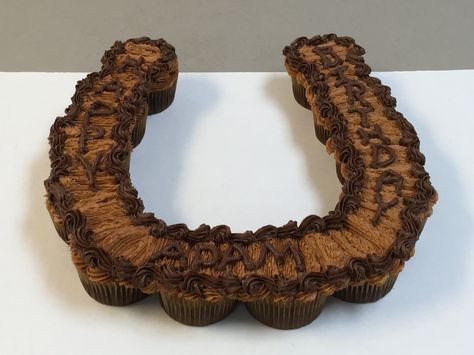 Horseshoe Cupcake Cake Pull Apart, Horseshoe Cupcake Cake, Western Cupcake Cake, Western Cupcake Ideas, Horseshoe Cupcakes, Western Cupcakes, Bull Cake, Country Cake, Cowboy Cupcakes