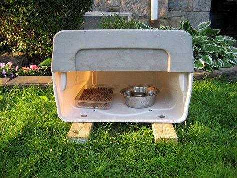 Outdoor Cat Shelter, Cat Feeding Station, Feral Cat Shelter, Feral Cat House, Corn Rice, Good Diet, Pet Things, Cat Hotel, Cat Houses