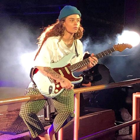 Tash Sultana Style, Sultana Style, Masc Fits, Tash Sultana, Autumn Wear, Witch Fashion, My Kind Of Woman, Intj, Beach Babe