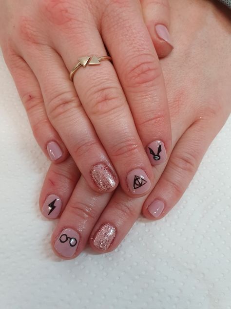 #harrypotter #nailart #nails Harry Potter Nails Simple, Harry Potter Nails Designs Simple, Harry Potter Gel Nails, Simple Harry Potter Nails, Universal Studios Nails, Harry Potter Nail Ideas, Harry Potter Nails Designs, Potter Nails, Harry Potter Nails